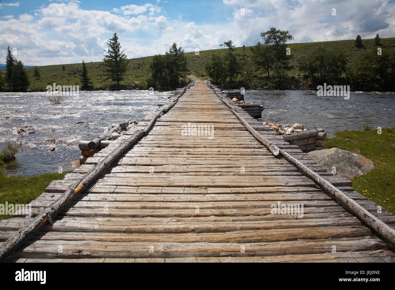Ponte in legno sul fiume Foto Stock