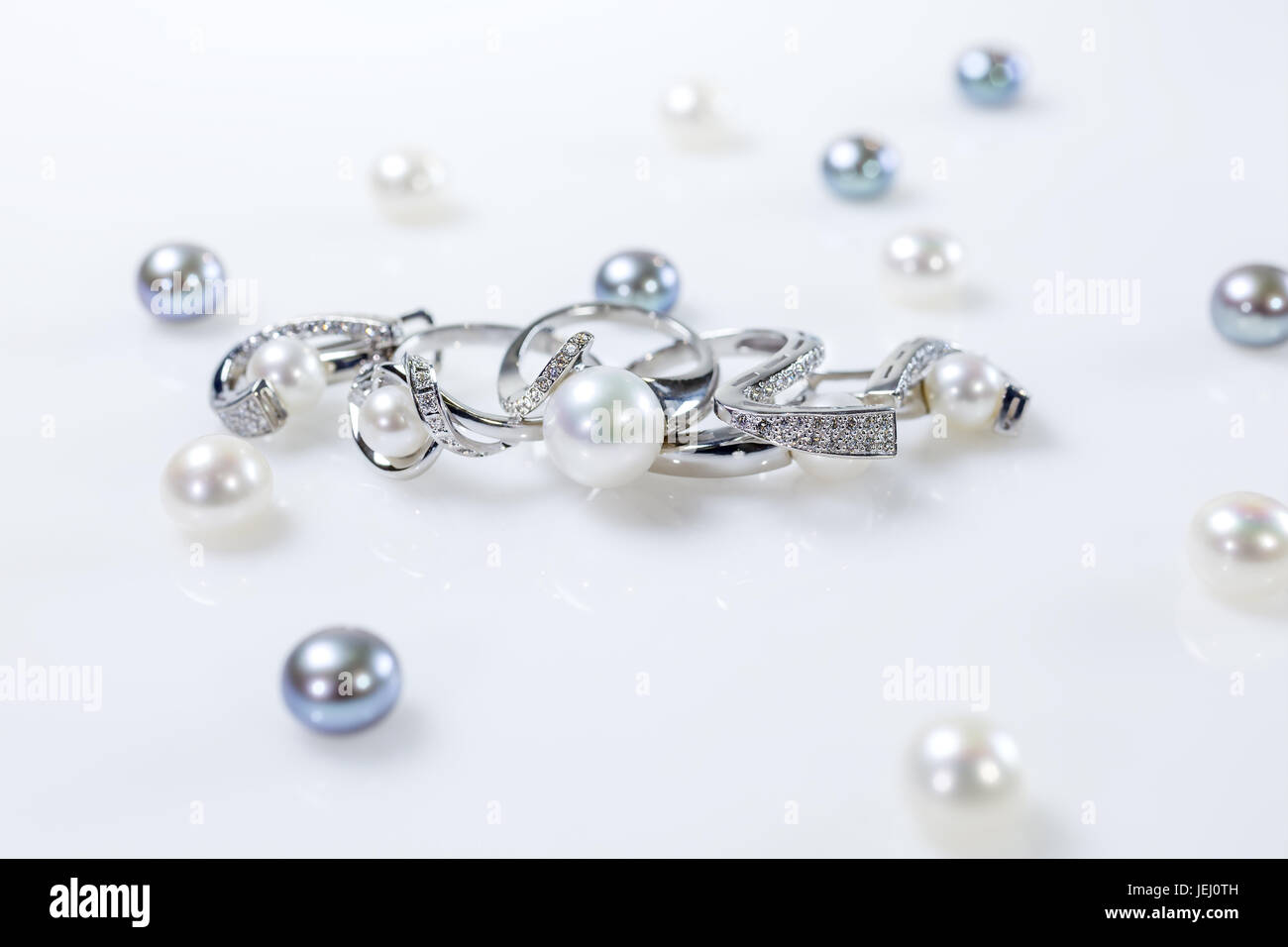 Anelli e orecchini di perle Foto Stock