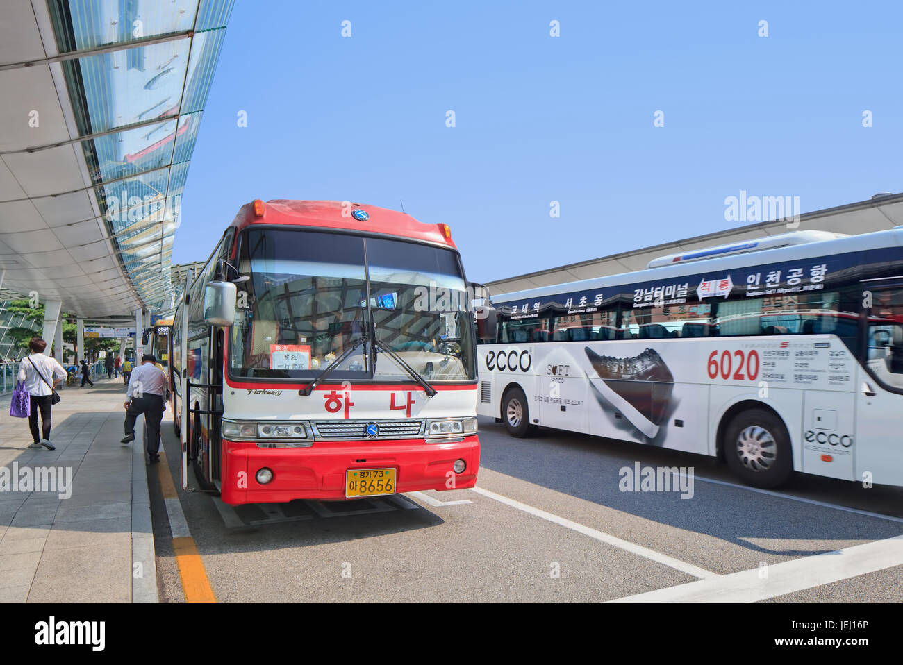 SEOUL-SET. 22, 2015. Autobus navetta all'Aeroporto Internazionale di Incheon. È il più grande aeroporto della Corea del Sud, l'aeroporto principale che serve la capitale di Seoul. Foto Stock