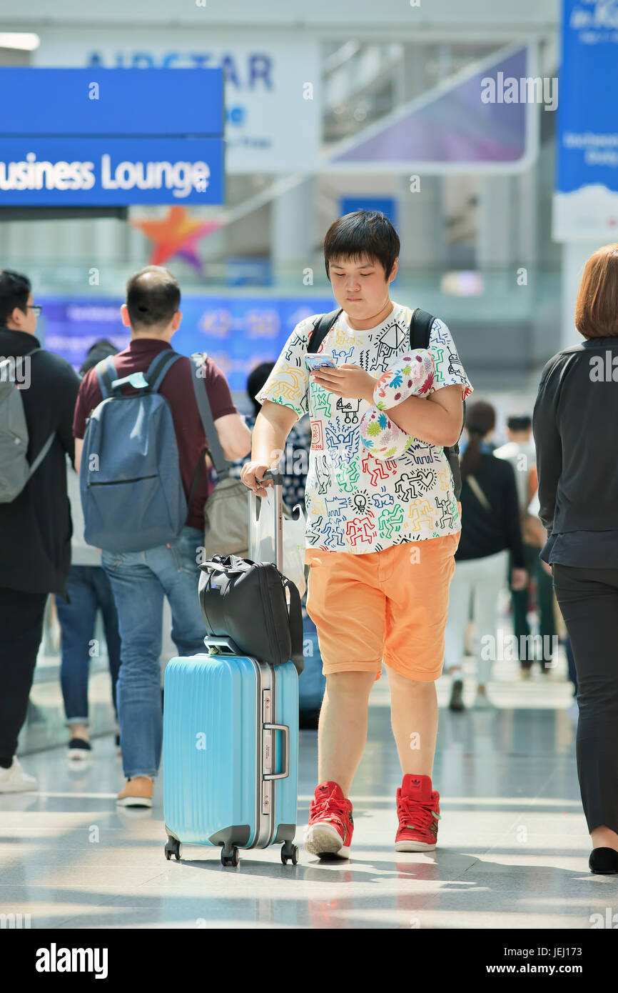 SEOUL-22 SETTEMBRE 2015. Ragazzo alla moda con carrello per bagagli all'aeroporto internazionale di Incheon. Dal 2005, è stato classificato come il miglior aeroporto del mondo. Foto Stock