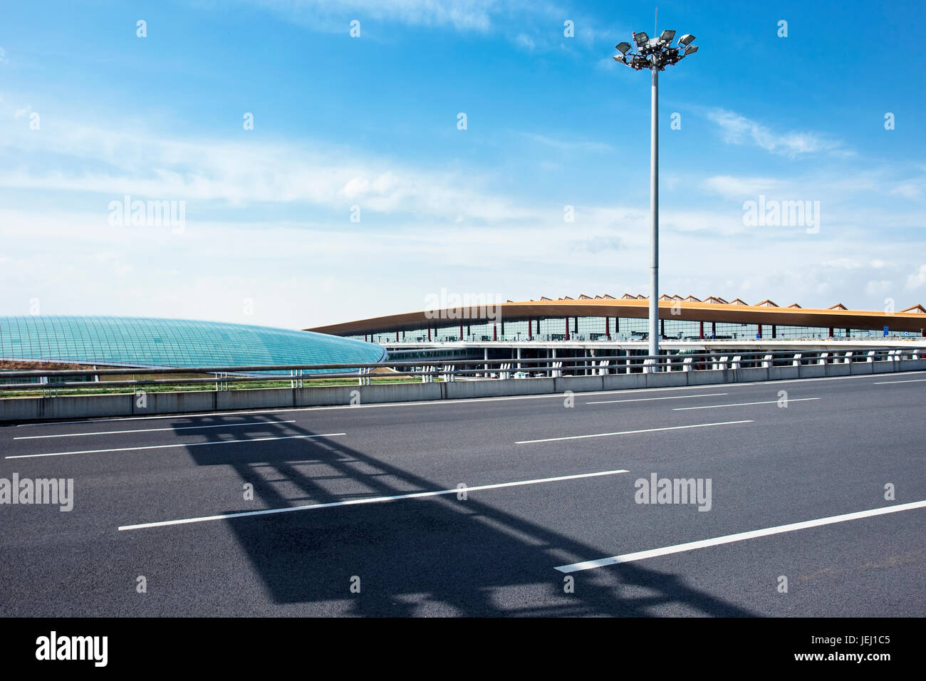 PECHINO-OTT. 13, 2011. Terminal 3 dell'aeroporto internazionale di Pechino Capital in una giornata di sole con un cielo blu e le nuvole drammatiche. Foto Stock