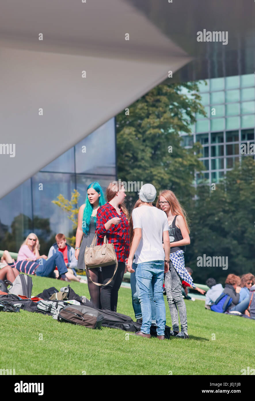 AMSTERDAM-24 AGOSTO 2014. Gruppo di giovani sulla Piazza del Museo. E' una piazza turistica molto popolare dove si trovano molti famosi musei. Foto Stock