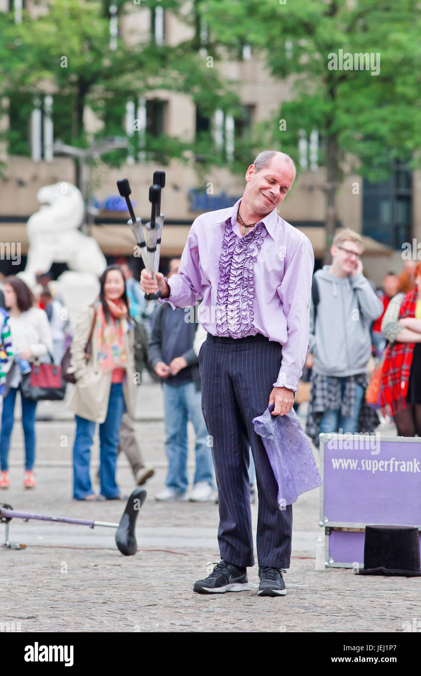 AMSTERDAM-26 AGOSTO 2014. Superfrank il performer di strada. Amsterdam offre ogni estate un'abbondanza di intrattenimento a basso costo e spettacoli speciali. Foto Stock