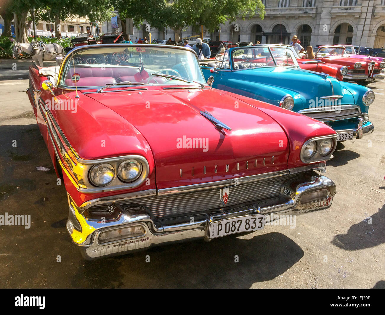 L'Avana, Cuba - 18 aprile: Vintage american classic cars parcheggiato nella strada principale di l'Avana Vecchia, il 18 aprile 2016 a L'Avana Foto Stock