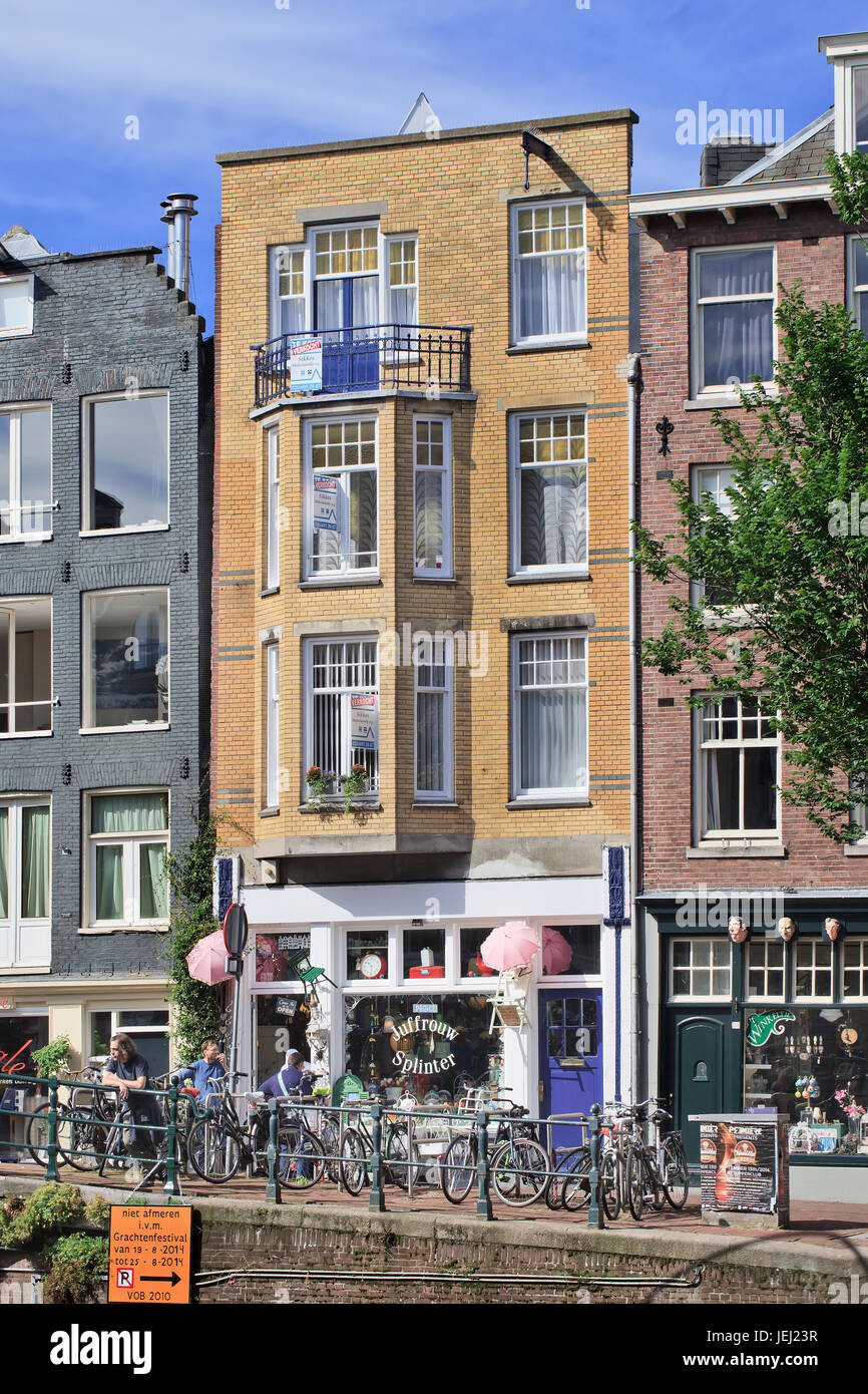 AMSTERDAM-AGO. 27, 2014. Juffrouw Splinter, un piccolo negozio pittoresco con una varietà di oggetti d'epoca come armadi dipinti e oggetti d'antiquariato. Foto Stock