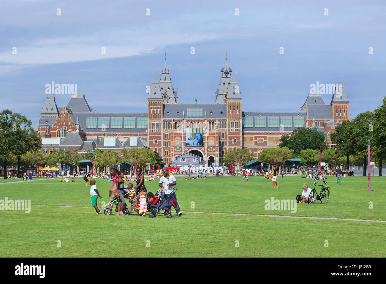 AMSTERDAM-AGO. 17. Famiglia afro a Piazza del Museo. Ad Amsterdam, la città più multiculturale del mondo, risiedono complessivamente 177 nazionalità diverse. Foto Stock