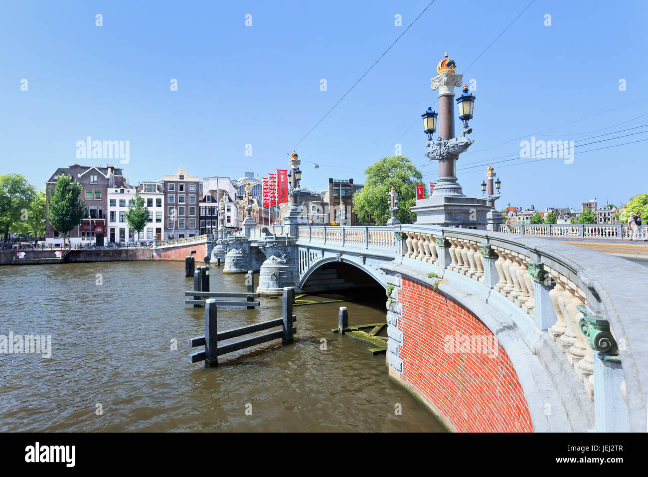 AMSTERDAM-AGO. 19, 2012. Antico ponte ornato ad Amsterdam, conosciuto come Venezia del Nord in una giornata di sole con un cielo blu. Foto Stock