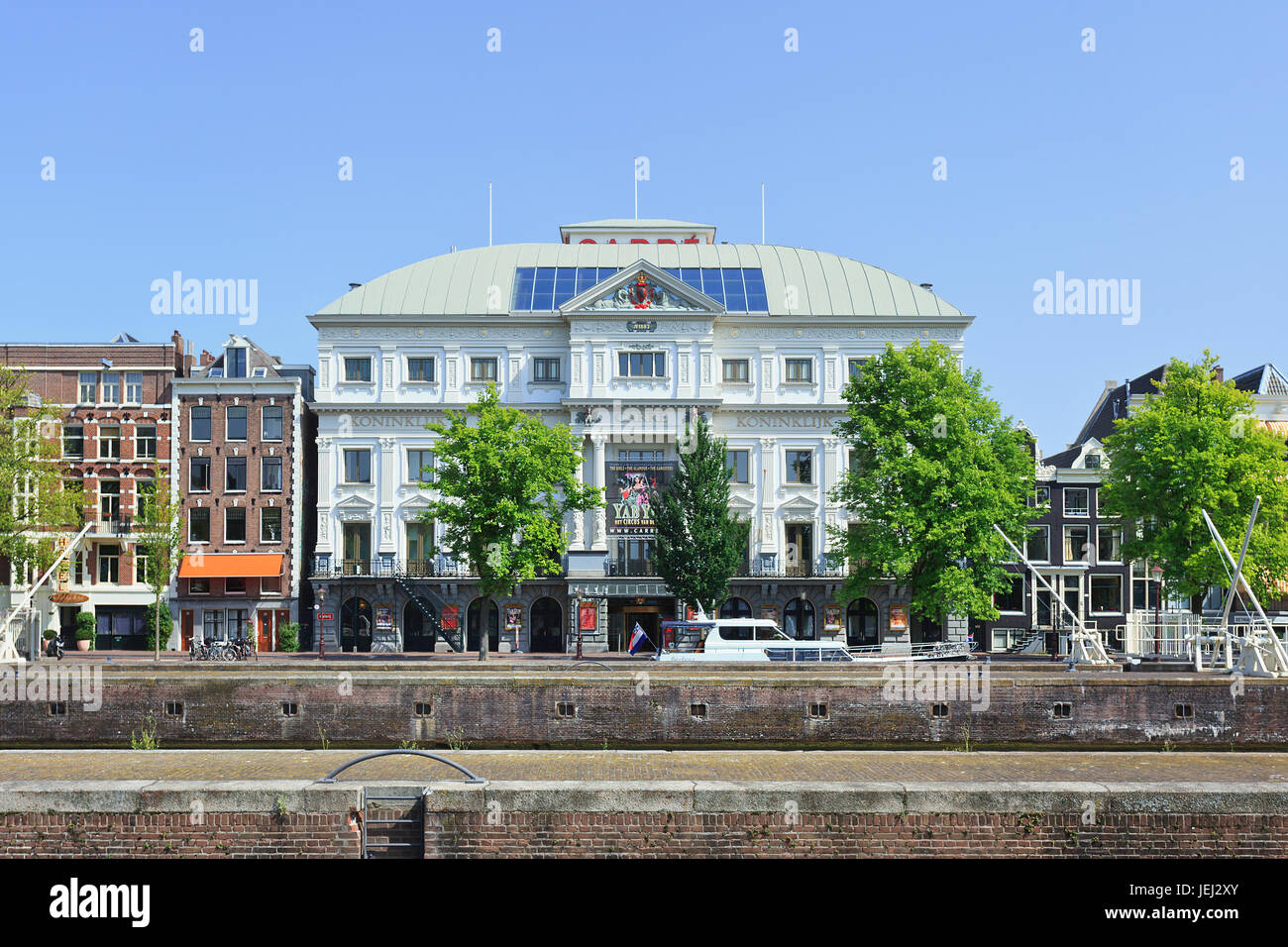 AMSTERDAM-AGO. 19, 2012. Teatro Royal Carré, costruito in stile neo-rinascimentale (1887), situato sul fiume Amstel. Originariamente chiamato Circus Carré. Foto Stock