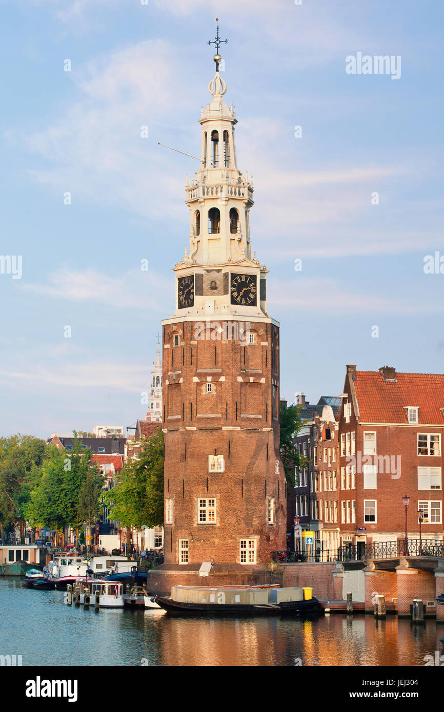 Antica torre con orologio nel centro storico della città di Amsterdam al mattino presto. Foto Stock