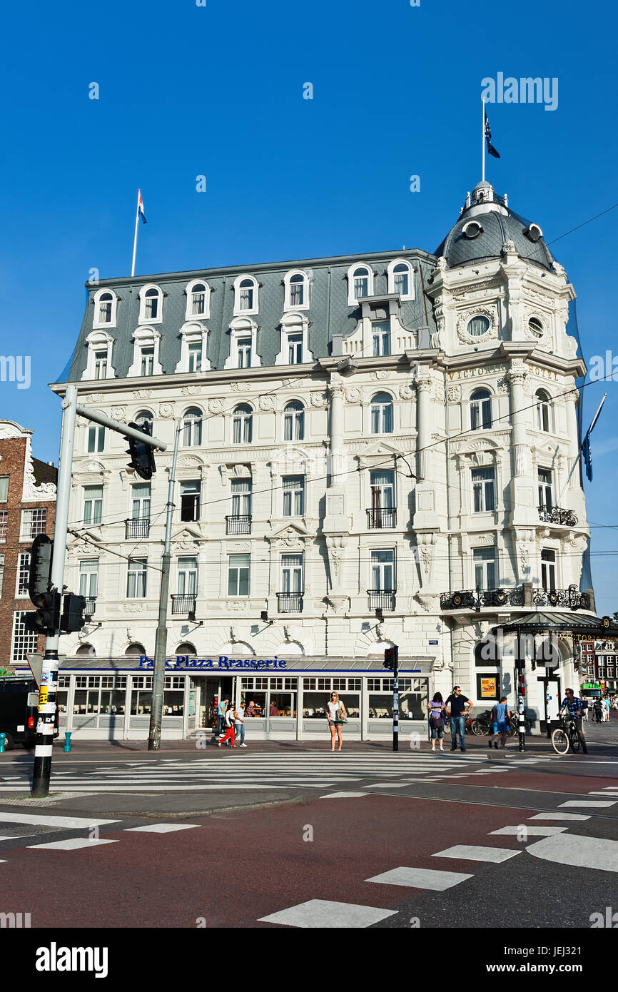 AMSTERDAM-AGO. 20, 2012. Victoria Hotel, uno dei più antichi hotel moderni in Olanda, strettamente collegato con la storia di Amsterdam e un monumento protetto Foto Stock