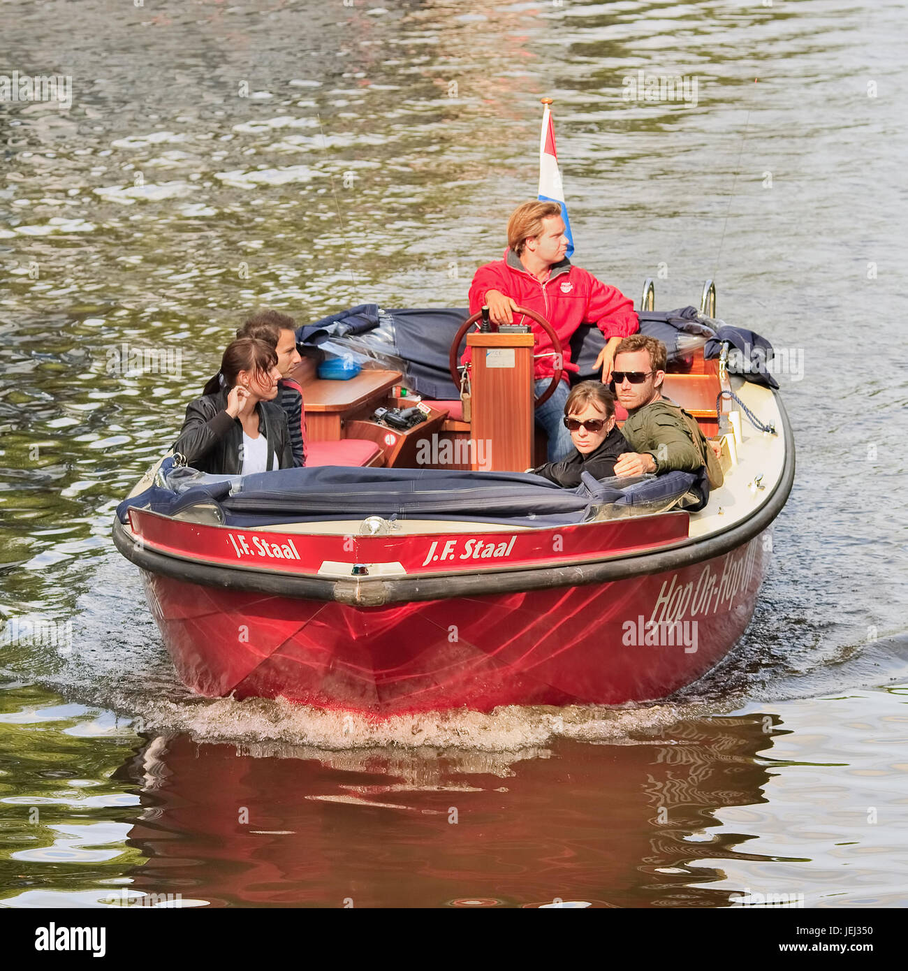 AMSTERDAM-20 LUGLIO 2009. La gente si diverti con un tour in barca ad Amsterdam. La città è stata chiamata Venezia del Nord per più di cento km di canali. Foto Stock