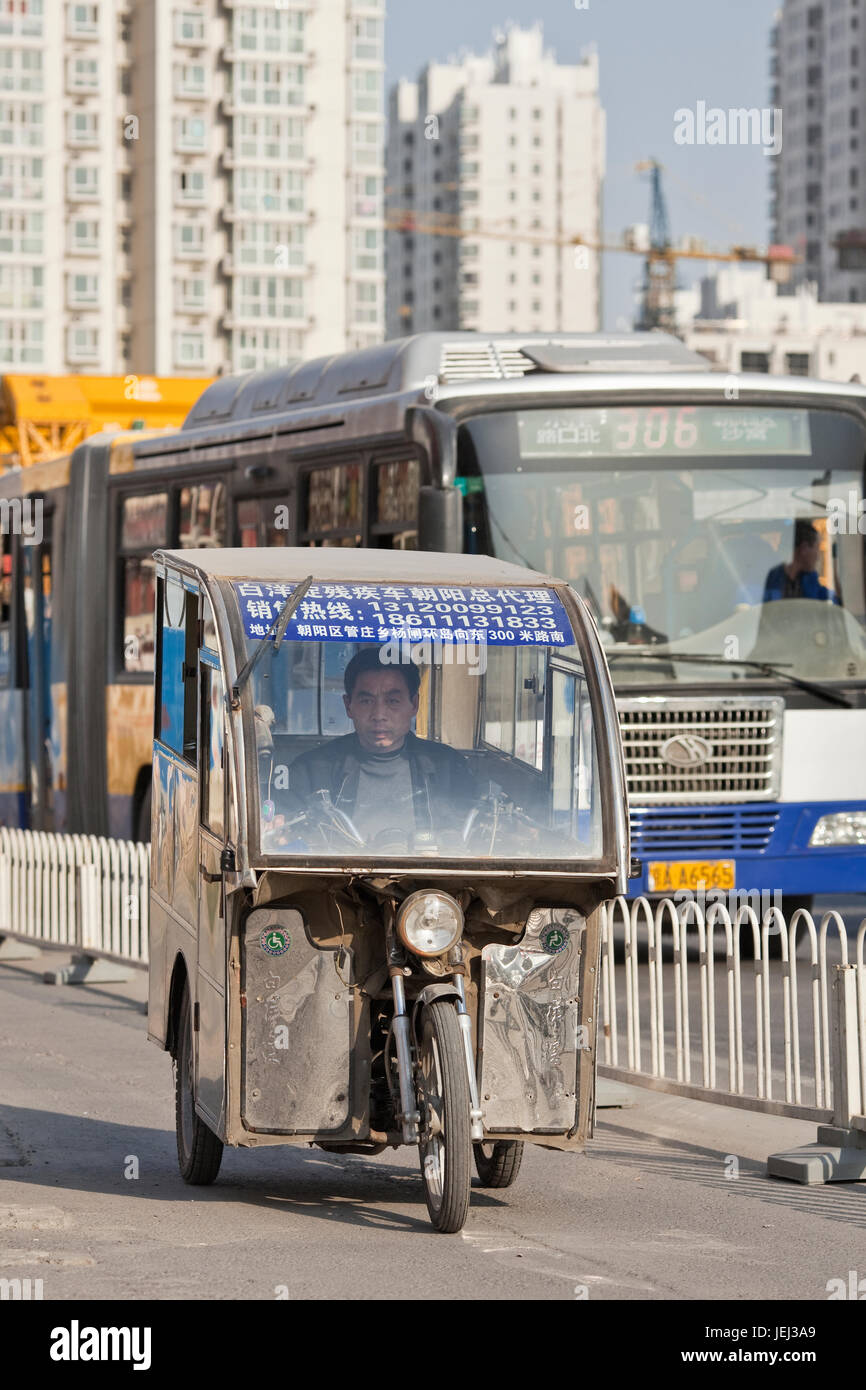 PECHINO – 27 MARZO 2012. Taxi a tre ruote. Oltre a 70,000 taxi legittimi Pechino ha attualmente da 20,000 a 30,000 taxi illegali a quattro e tre ruote. Foto Stock