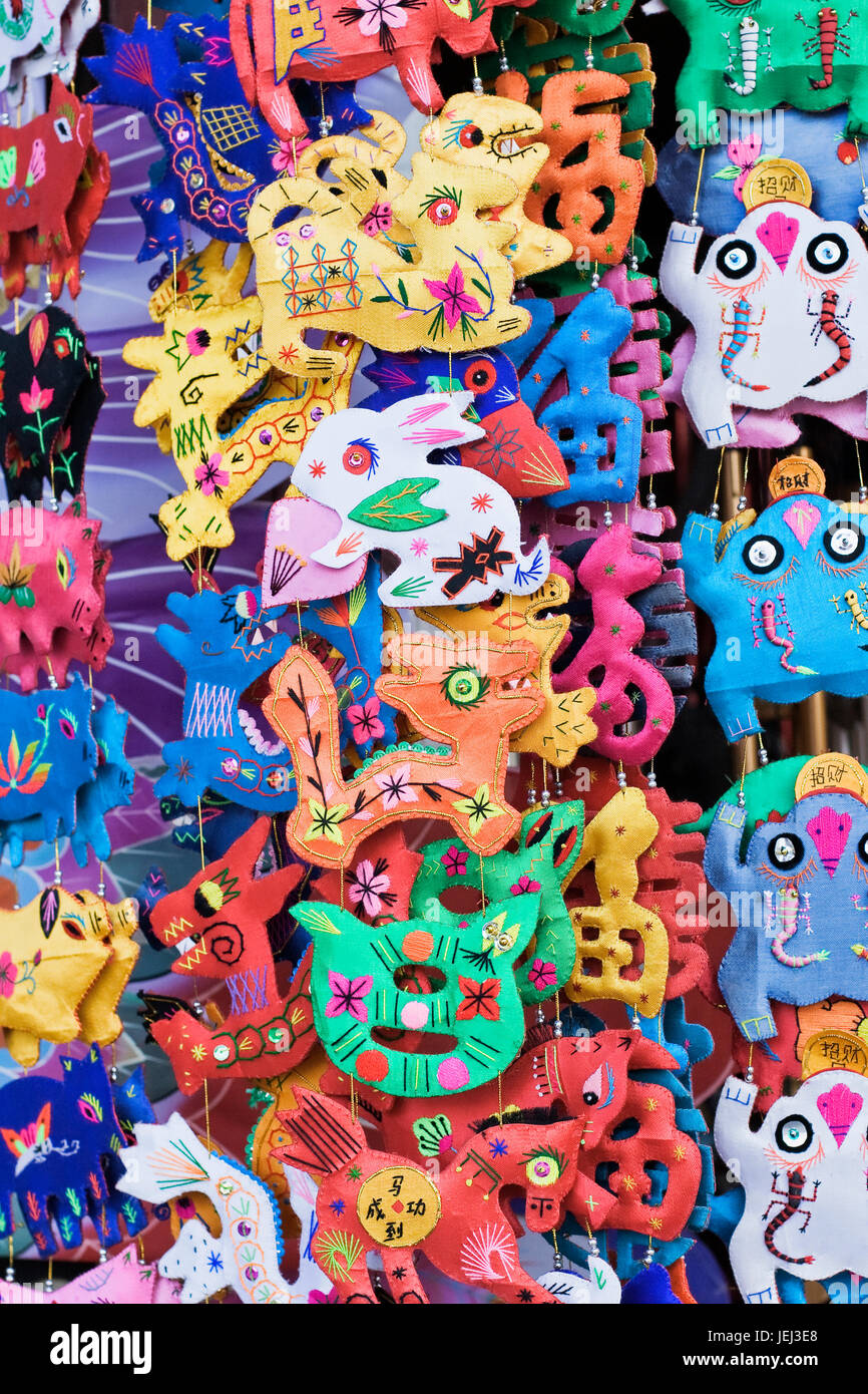 Gioco colorato le cose in un mercato in stallo Foto Stock