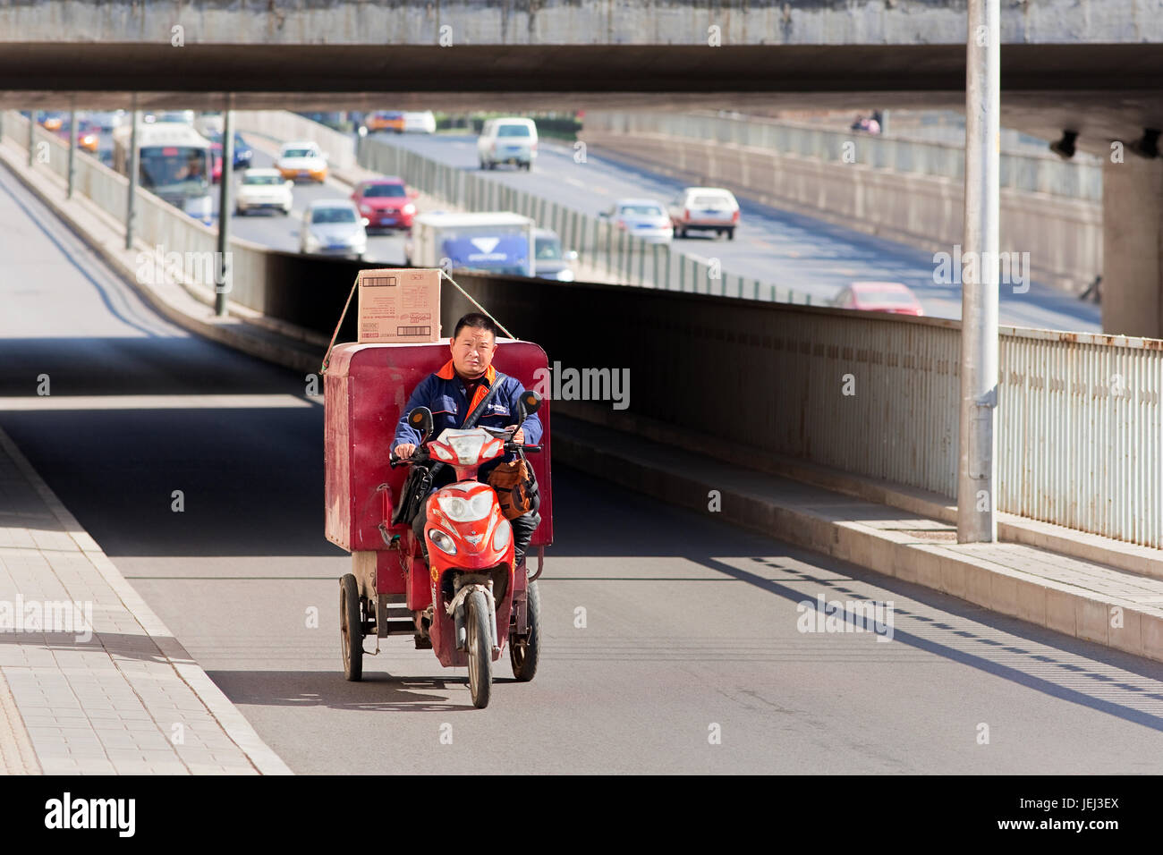 PECHINO – OTT. 25, 2011. 2010. Bici da carico su strada. Anche se il loro numero è in declino, i tricicli di trasporto sono ancora una modalità di trasporto popolare. Foto Stock