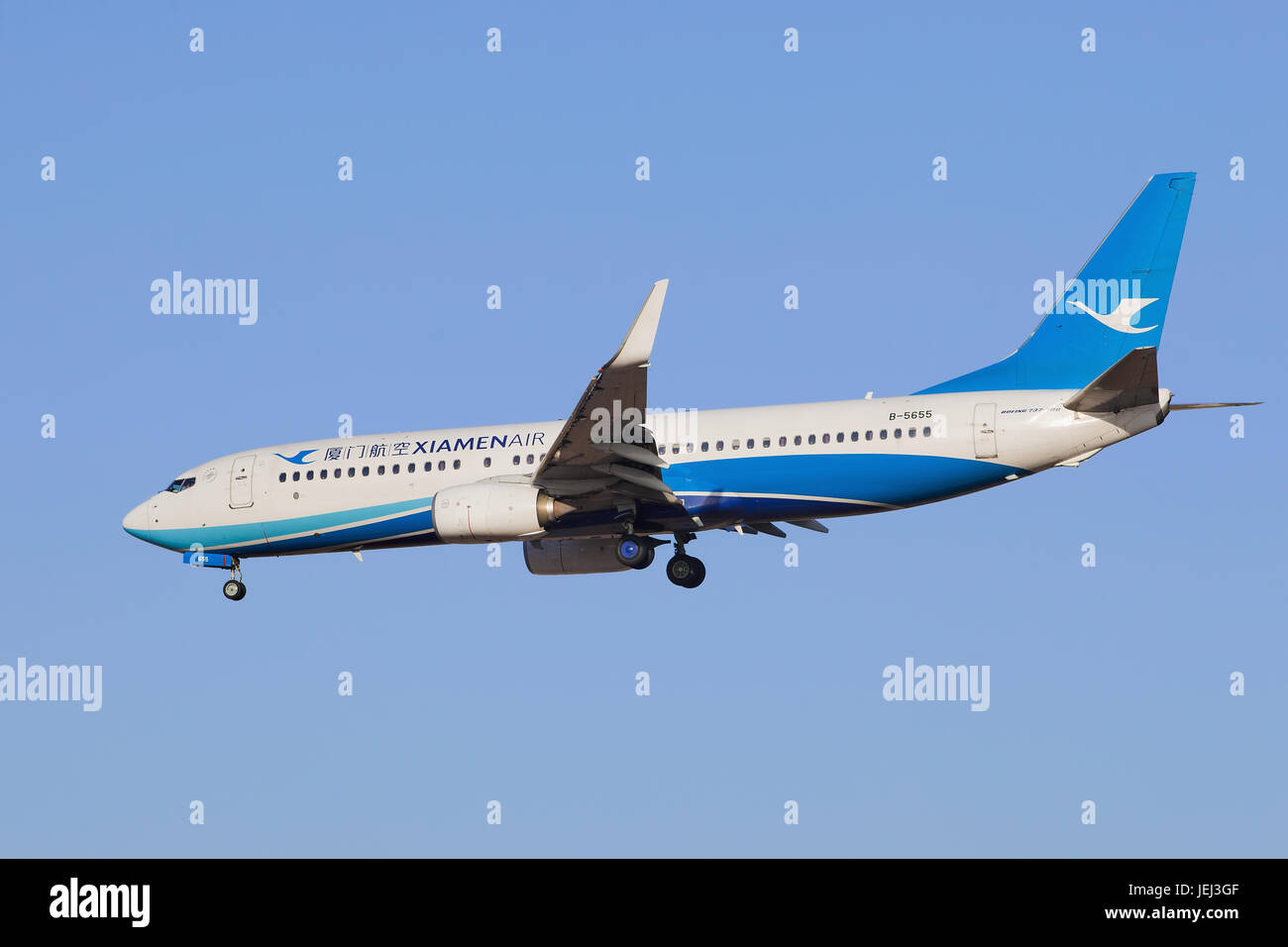 PECHINO-13 MARZO 2015. Xiamen Airlines B-5655 Boeing 737-800 atterrando alla BCIA. Boeing 737 è un jet a corpo stretto a due motori di gamma da breve a media. Foto Stock