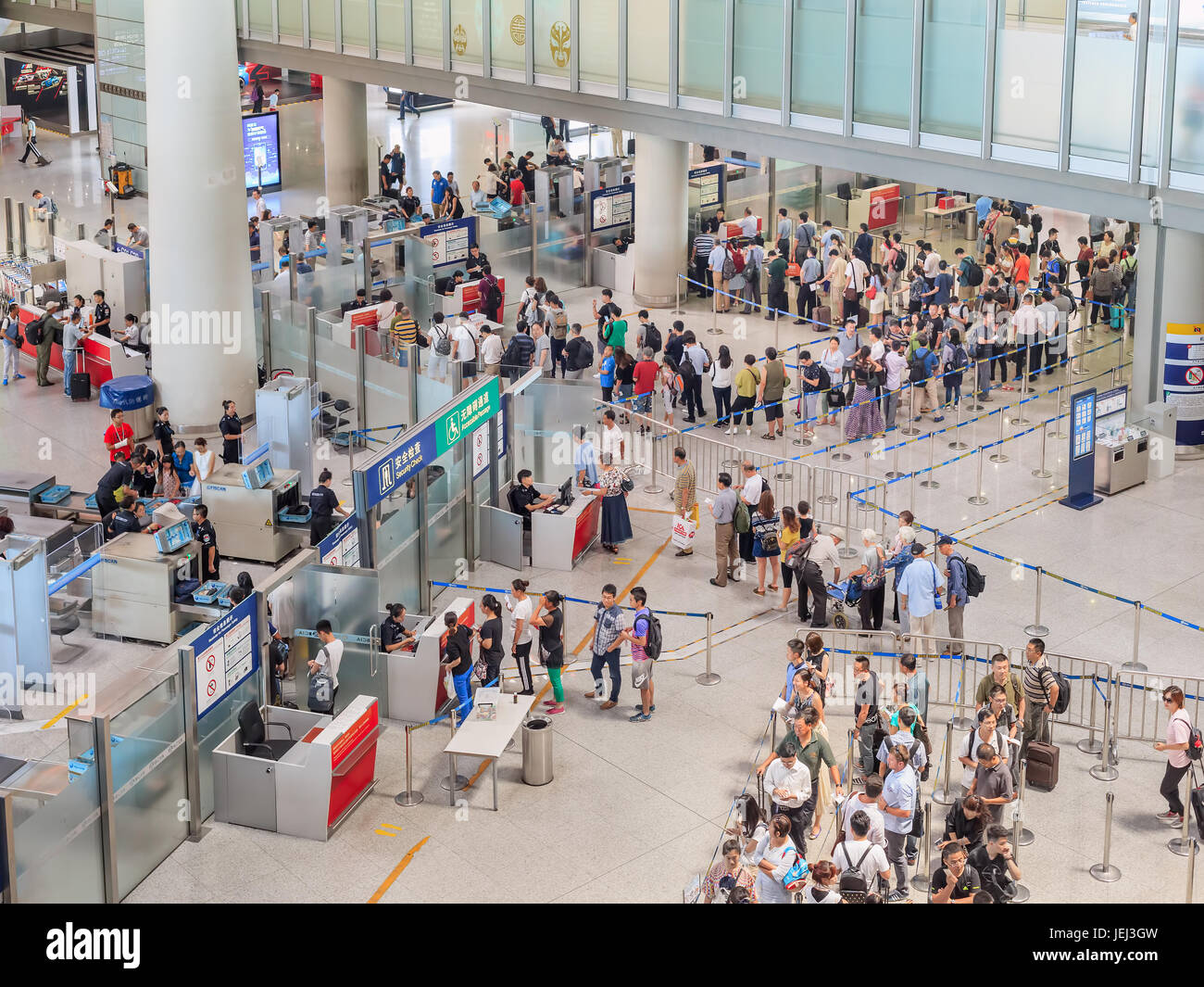 PECHINO-15 LUGLIO 2016. Vista ad alto angolo sull'area di controllo di sicurezza dell'Aeroporto Internazionale di Pechino capitale, Terminal 3, il secondo piu' grande del mondo. Foto Stock