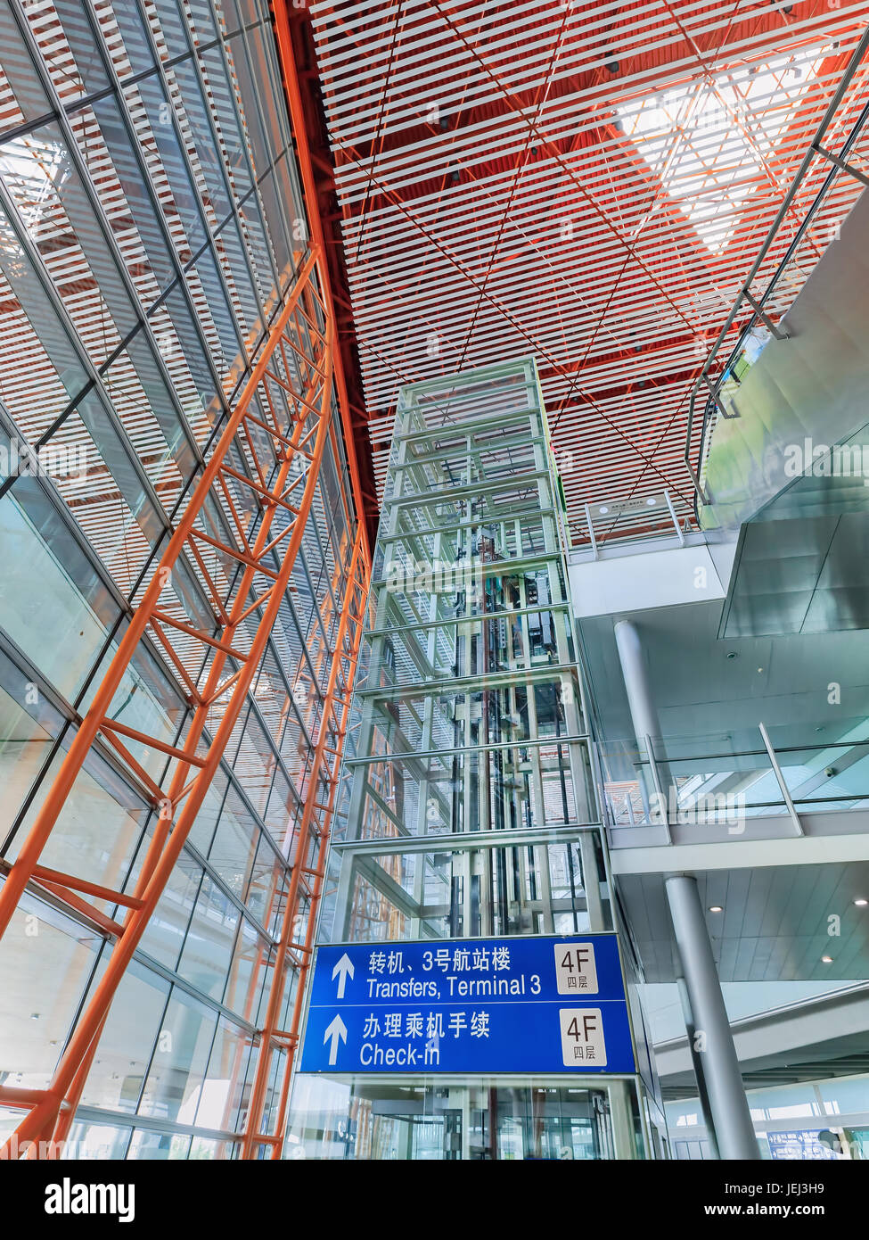PECHINO-15 LUGLIO 2016. Telaio dell'ascensore coperto da pannelli di vetro, aeroporto internazionale di Pechino Capital, terminal 3. Foto Stock