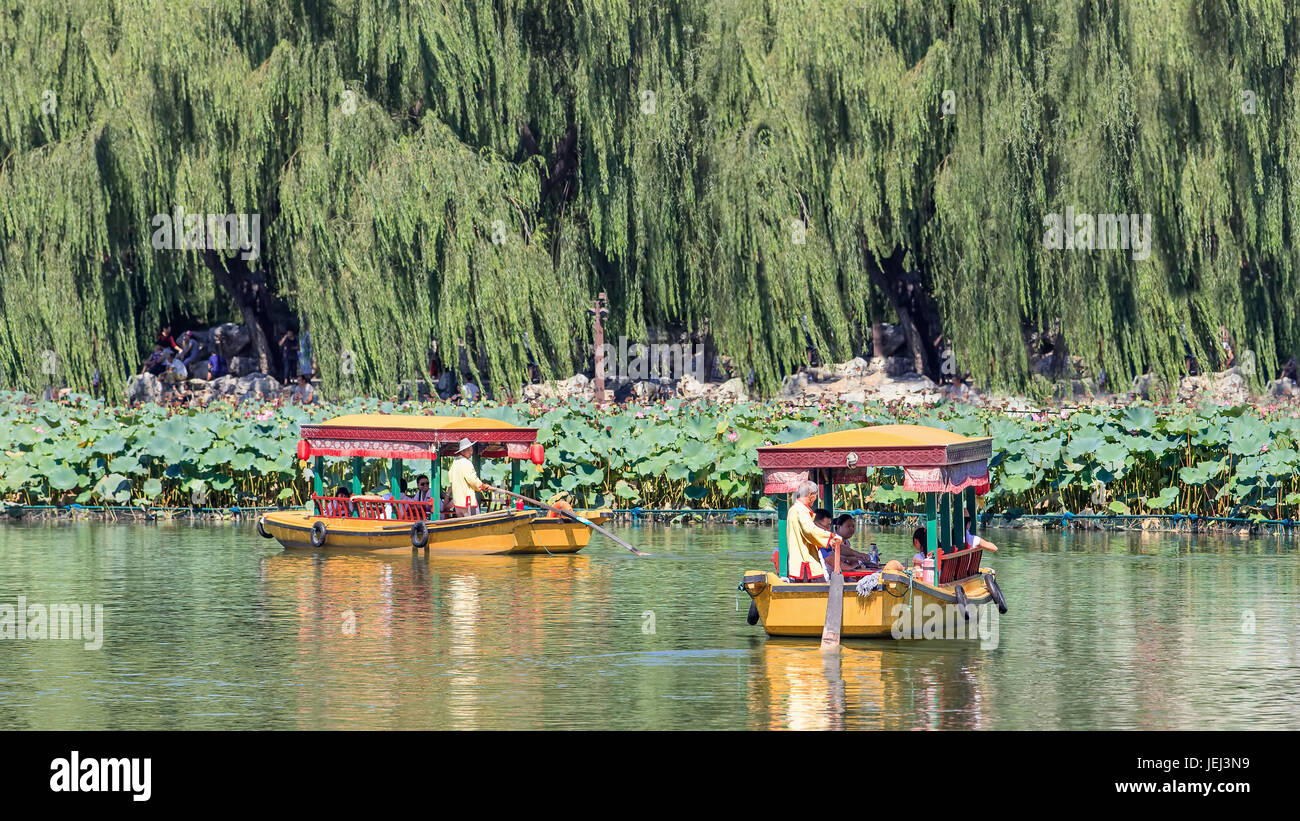 Pechino-Agosto 28, 2016. Stile antico tour in barca al Lago di Beihai. L'ex giardino imperiale, costruito nel XI secolo. Uno dei più grandi giardini cinesi Foto Stock