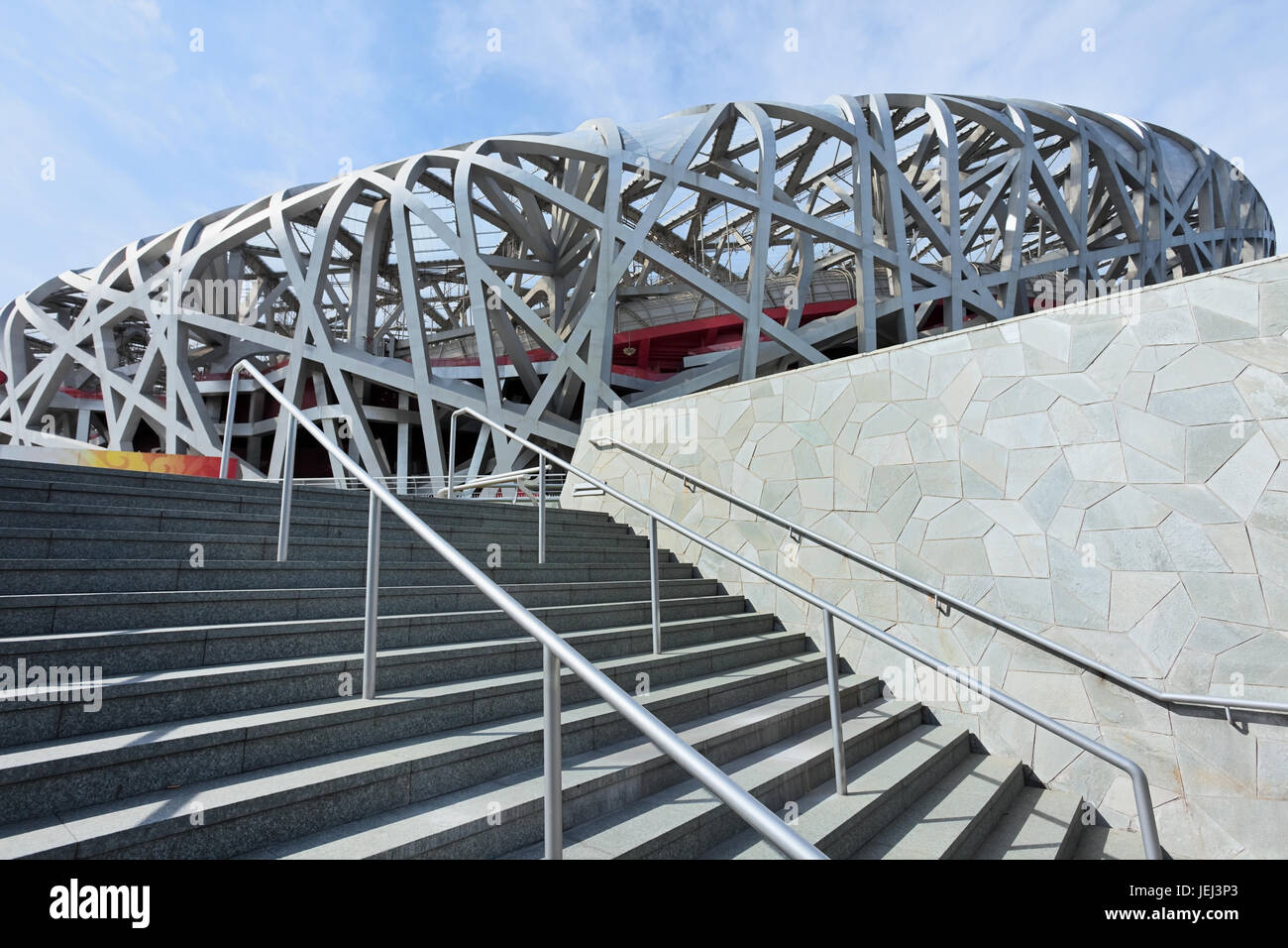 PECHINO - SETTEMBRE 17. Nido d'uccello di giorno. Il Bird's Nest è uno stadio di Pechino, Cina. È stato progettato per le Olimpiadi estive del 2008. Foto Stock