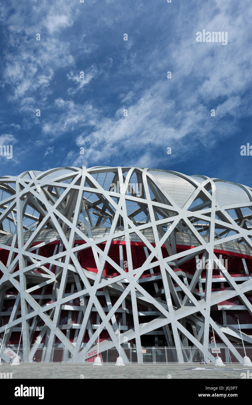 PECHINO - SETTEMBRE 17. Nido d'uccello di giorno. Il Bird's Nest è uno stadio di Pechino, Cina. È stato progettato per le Olimpiadi estive del 2008. Foto Stock