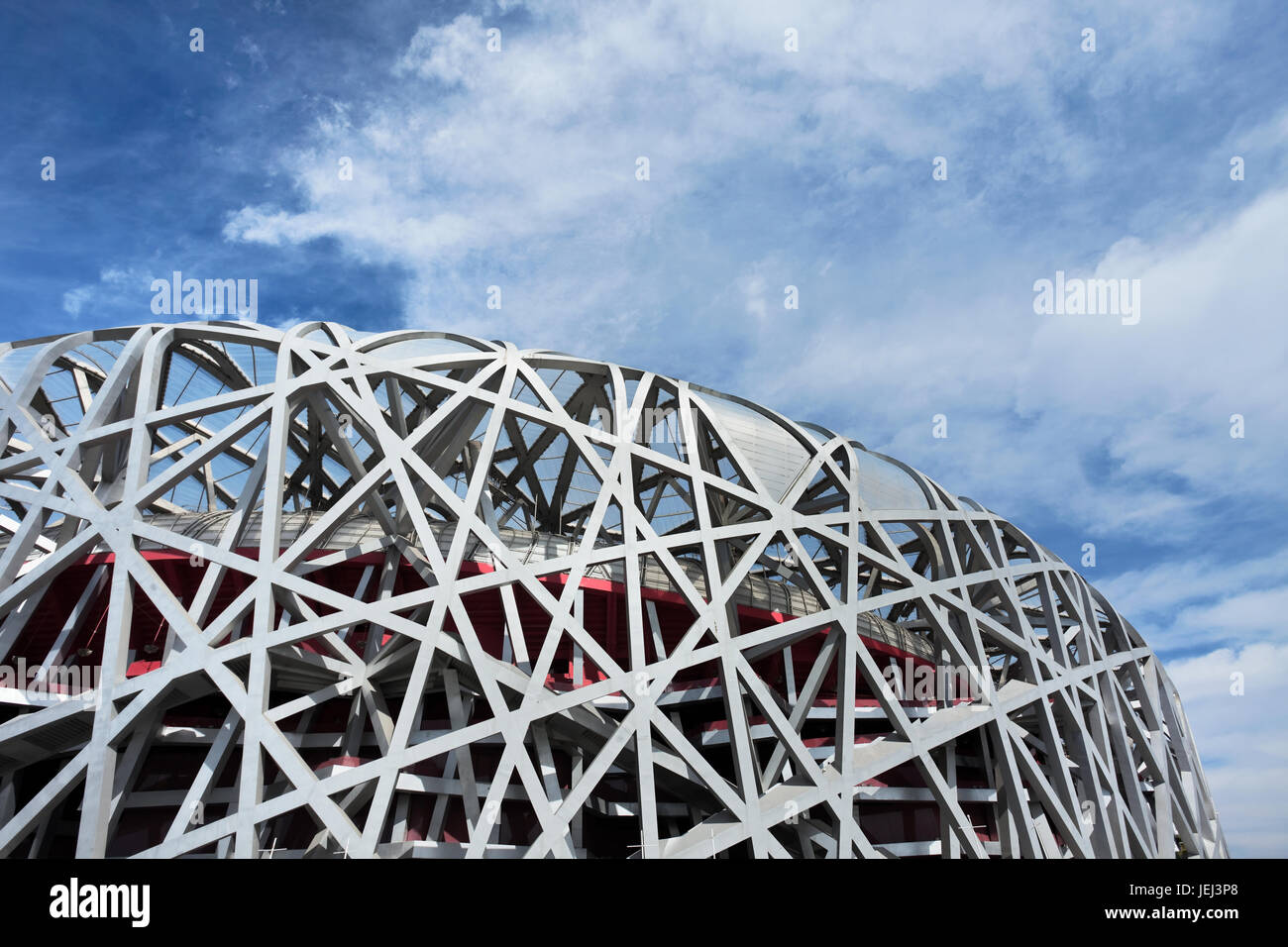 PECHINO - SETTEMBRE 17. Nido d'uccello di giorno. Il Bird's Nest è uno stadio di Pechino, Cina. È stato progettato per le Olimpiadi estive del 2008. Foto Stock