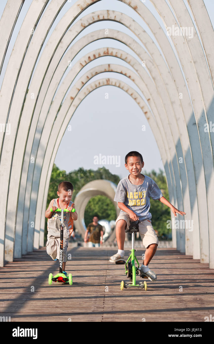 PECHINO-3 LUGLIO 2015. Ragazzi che si divertono nel Niantan Park. Per decenni, la maggior parte delle famiglie cinesi urbane potrebbe avere un solo bambino. Foto Stock