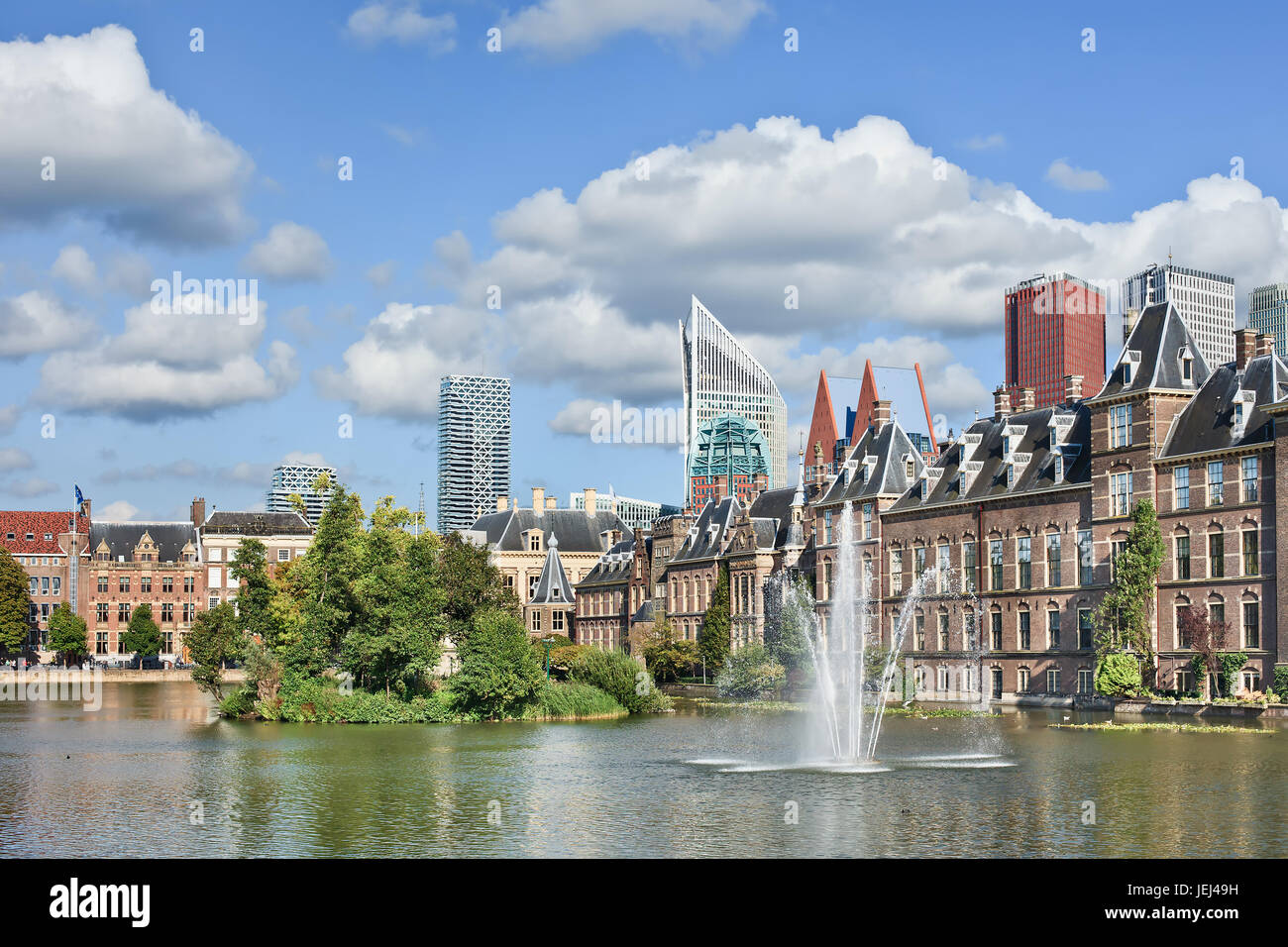 Hofvijver lago con una vista sul Binnenhof, sede del governo olandese. Foto Stock