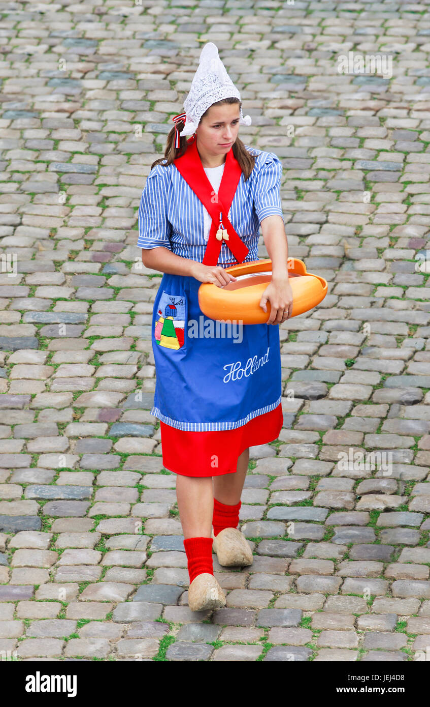 OLANDA-GOUDA-AGO. 21, 2014. Folclorica ragazza vestita su un mercato del formaggio. Il formaggio Gouda è stato commerciato sul Goudse kaasmarkt per più di tre secoli. Foto Stock
