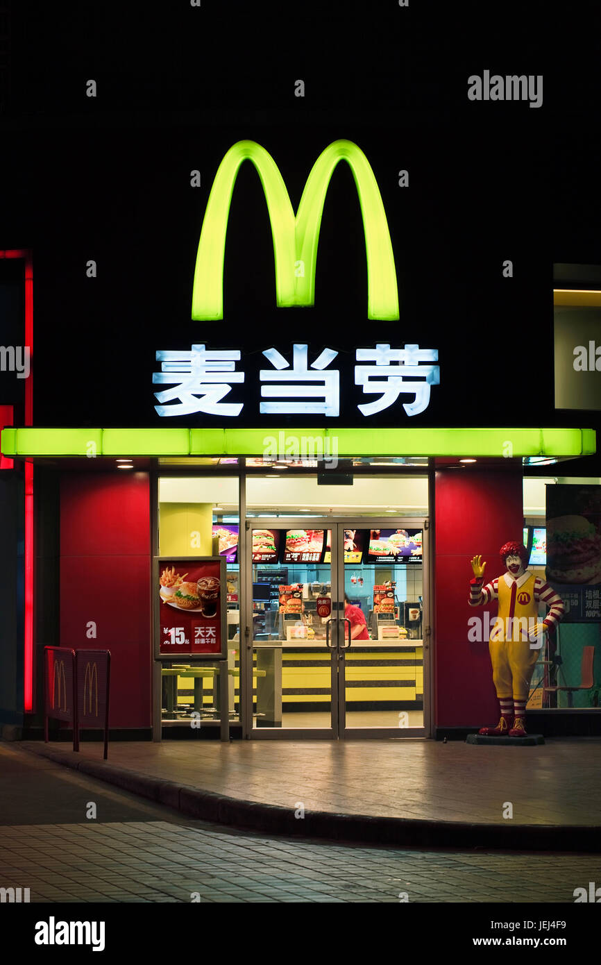 GUANGZHOU - FEB. 20, 2012. McDonald's illuminato outlet di notte. Ci sono voluti 19 anni per raggiungere 1,000 ristoranti in Cina. Foto Stock