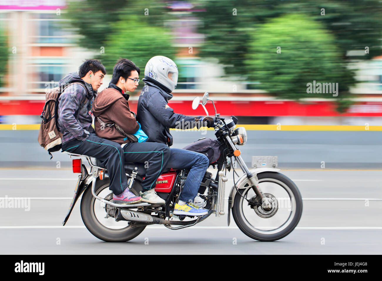 GUANGZHOU-FEB. 22, 2012. Il taxi per motociclette da 125cc di Dalong prende due passeggeri. Foto Stock