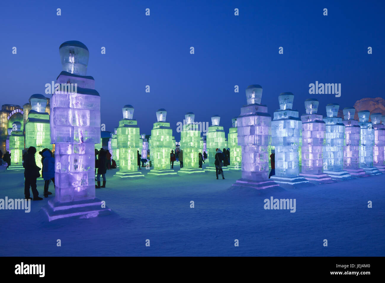 HARBIN-FEBBRAIO 13, 2015. Il 31° Harbin International Ice and Snow Sculpture Festival. È meglio che si osservi di notte quando le sculture di ghiaccio sono accese. Foto Stock
