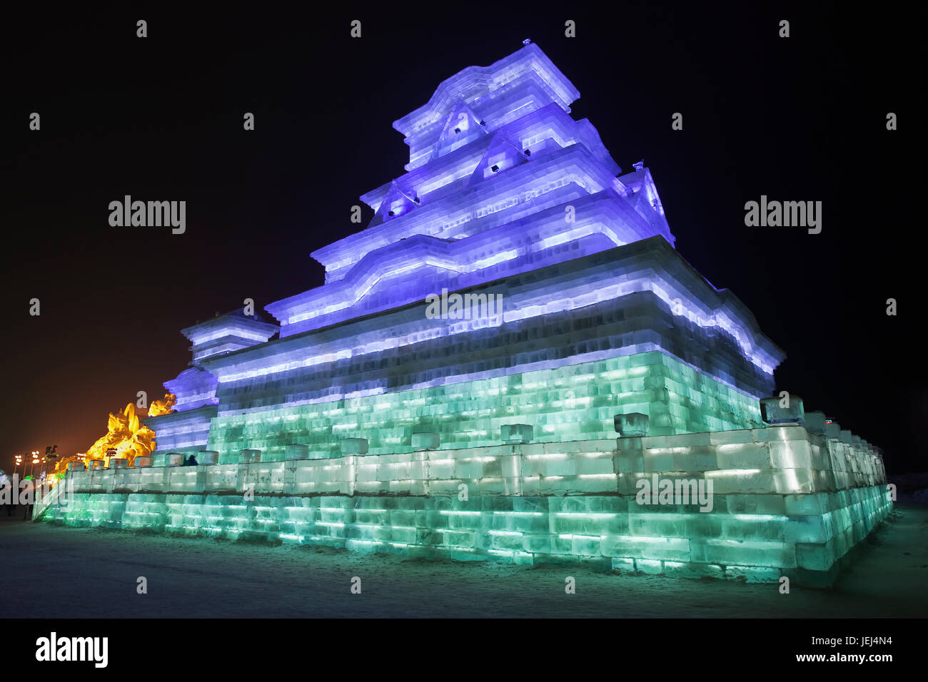 HARBIN-CINA, JAN. 17, 2010. Pagoda costruita con blocchi di ghiaccio, Harbin Ice Sculpture Festival. È uno dei più grandi festival del ghiaccio del mondo. Foto Stock