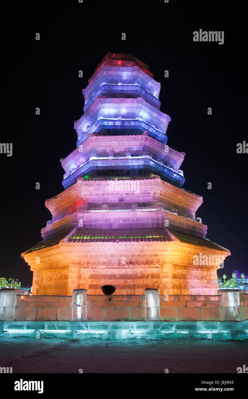 HARBIN-CINA, JAN. 17, 2010. Pagoda costruita con blocchi di ghiaccio, Harbin Ice Sculpture Festival. È uno dei più grandi festival del ghiaccio del mondo. Foto Stock