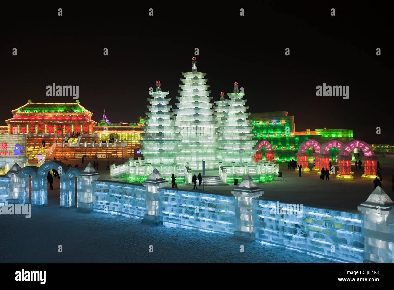 HARBIN-Cina, JAN. 17, 2010. Edifici illuminati di blocchi di ghiaccio ad Harbin sculture di ghiaccio Festival. Si tratta di uno dei più grandi del mondo di ghiaccio e festival Foto Stock
