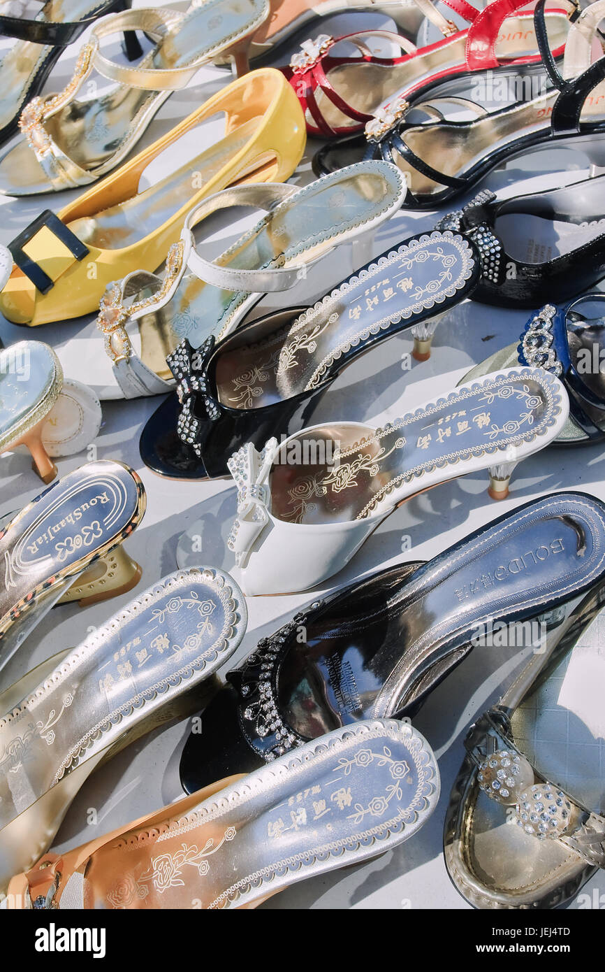 HARBIN-MARZO 7-2009. Scarpe sul display su un mercato. La Cina del Ministero del Commercio ha detto che dovrebbe intensificare i propri sforzi per impedire la vendita di merci contraffatte Foto Stock