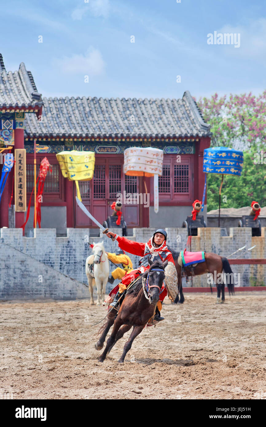 HENGDIAN-CINA-14 APRILE 2014. Mostra di cavalli in stile antico presso gli Hengdian World Studios. Con i suoi 495.995 metri quadrati, la più grande città cinematografica dell'Asia. Foto Stock