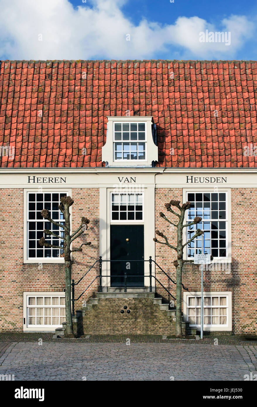 Rinnovato monumentale palazzo in mattoni con scalinata, Heusden, Paesi Bassi Foto Stock