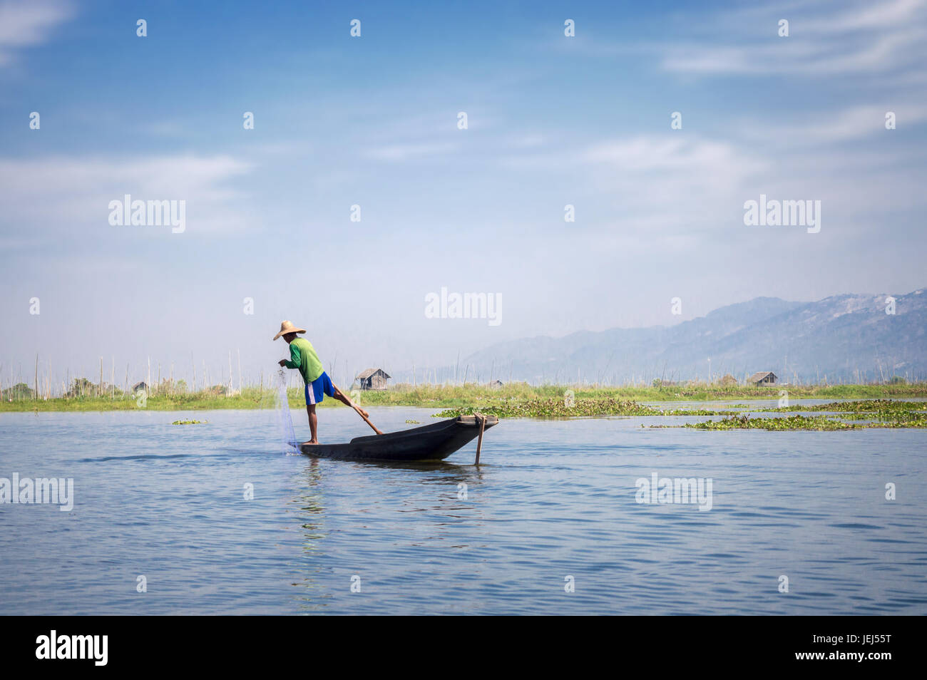 Pescatore birmano per la cattura di pesce con un netto sul Lago Inle, Myanmar (Birmania), meta di viaggio Foto Stock