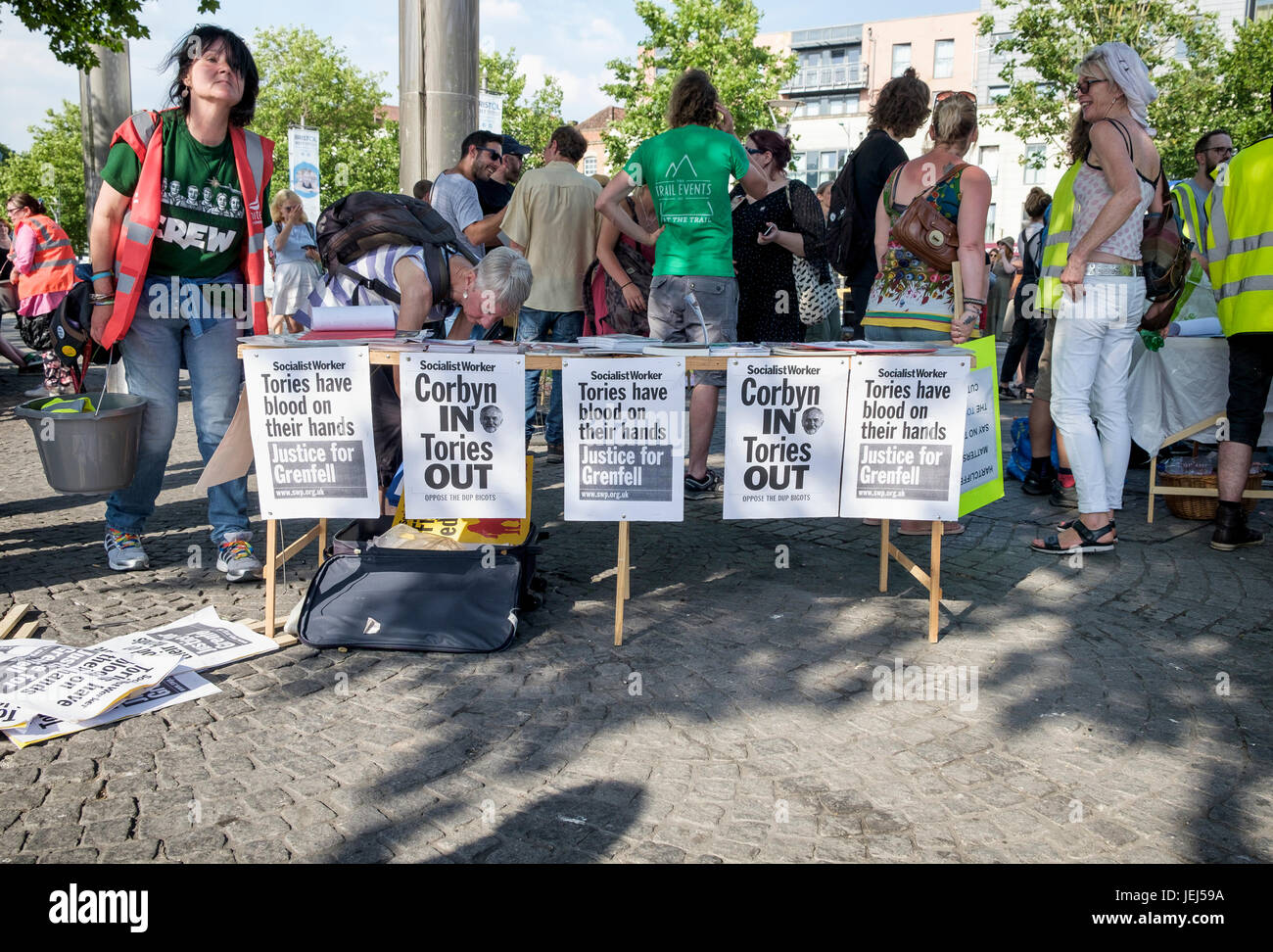 Partito socialista dei lavoratori membri di partito vendere il lavoratore socialista quotidiano e iscrizione di nuovi membri sono illustrati in un anti austerità protesta in Bristol Foto Stock