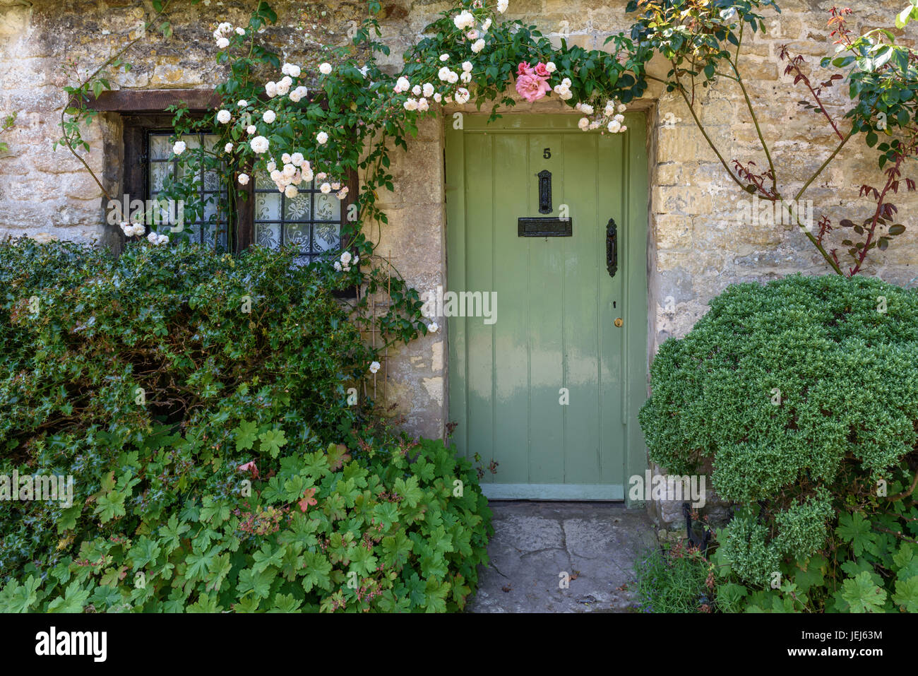 Porta di ingresso di Arlington Row Cottage, Bibury, Cotswolds, REGNO UNITO Foto Stock