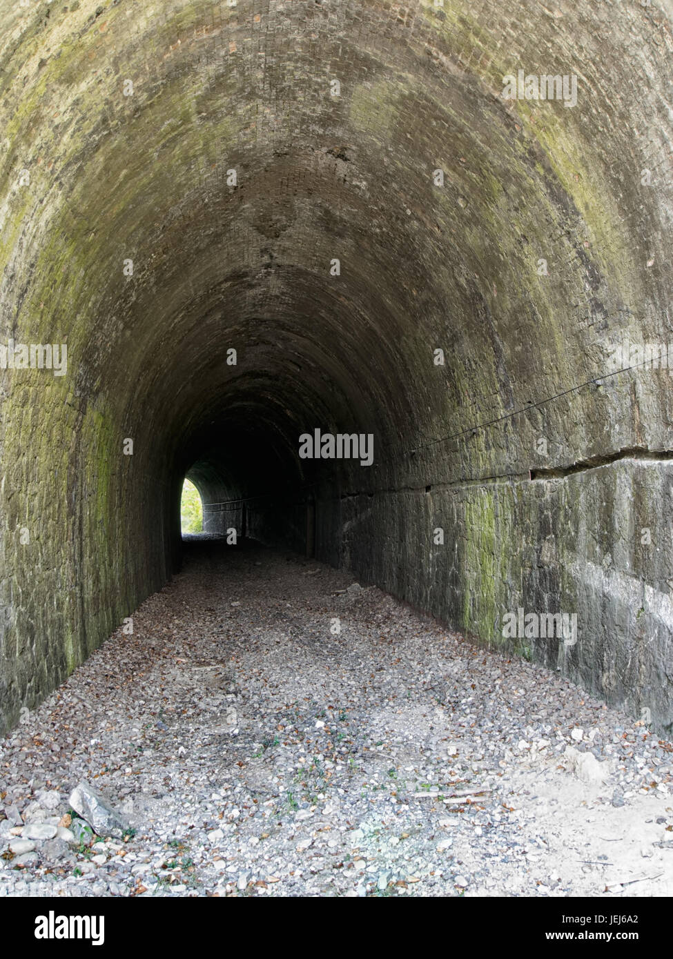 Un vecchio, ferroviarie dismesse tunnel. Foto Stock