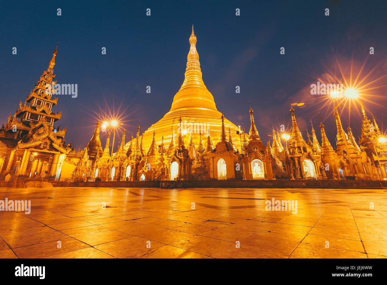 La Shwedagon pagoda - Shwedagon Zedi Daw - Grande Dagon Pagoda - Golden Pagoda stupa dorato Yangon Myanmar Foto Stock