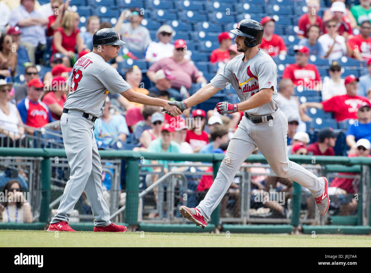 Philadelphia, Pennsylvania, USA. Il 22 giugno, 2017. Louis Cardinals secondo baseman Paul DeJong (11) celebra il suo home run con la terza base allenatore Mike Shildt (38) durante la MLB gioco tra il St. Louis Cardinals e Philadelphia Phillies al Citizens Bank Park di Philadelphia, Pennsylvania. La Philadelphia Phillies ha vinto 5-1. Christopher Szagola/CSM/Alamy Live News Foto Stock