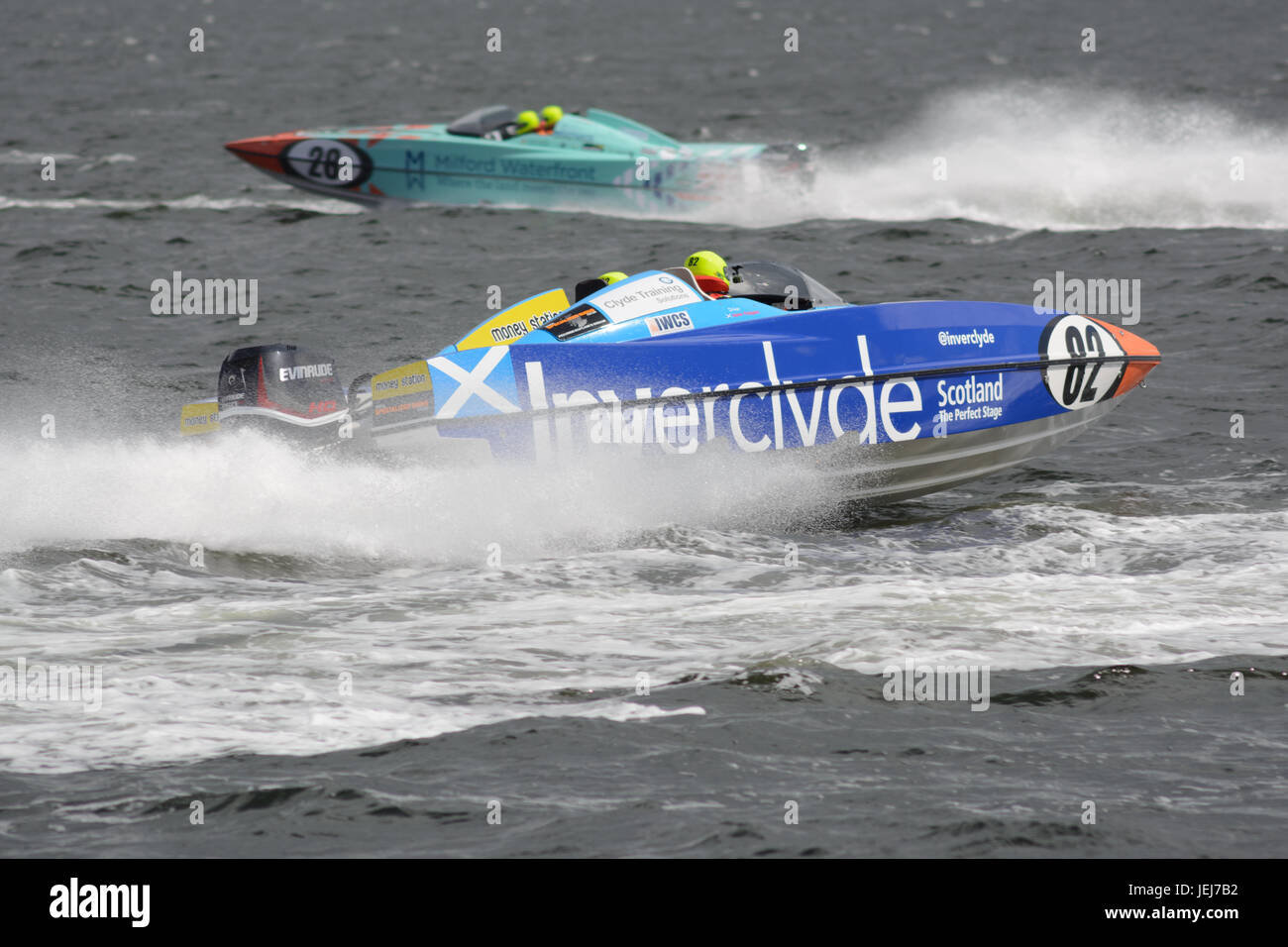 Esplanade, Greenock, Scotland, Regno Unito. Il 25 giugno, 2017. Stretto racing in P1 Scottish Grand Prix del mare Superstock Gara 3. Spirito di Inverclyde (82( insegue Milford Waterfront Pembrokeshire Panther (28) a ruotare all'estremità est del circuito. Credito: Douglas Nicholson/Alamy Live News Foto Stock