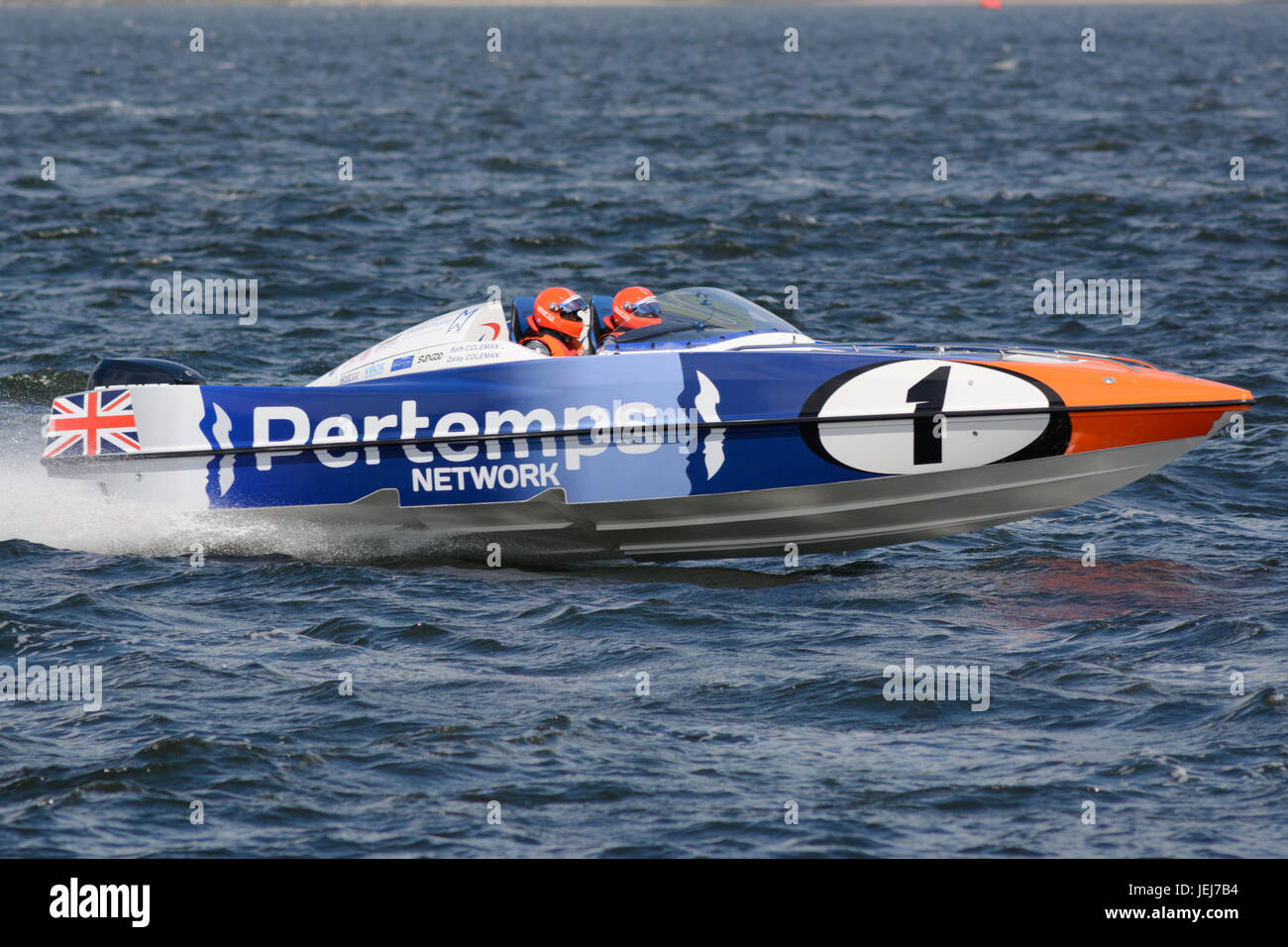 Esplanade, Greenock, Scotland, Regno Unito. Il 25 giugno, 2017. Stretto racing in P1 Scottish Grand Prix del mare Superstock Gara 3. Rete Pertemps imbarcazione (01) a velocità. Credito: Douglas Nicholson/Alamy Live News Foto Stock