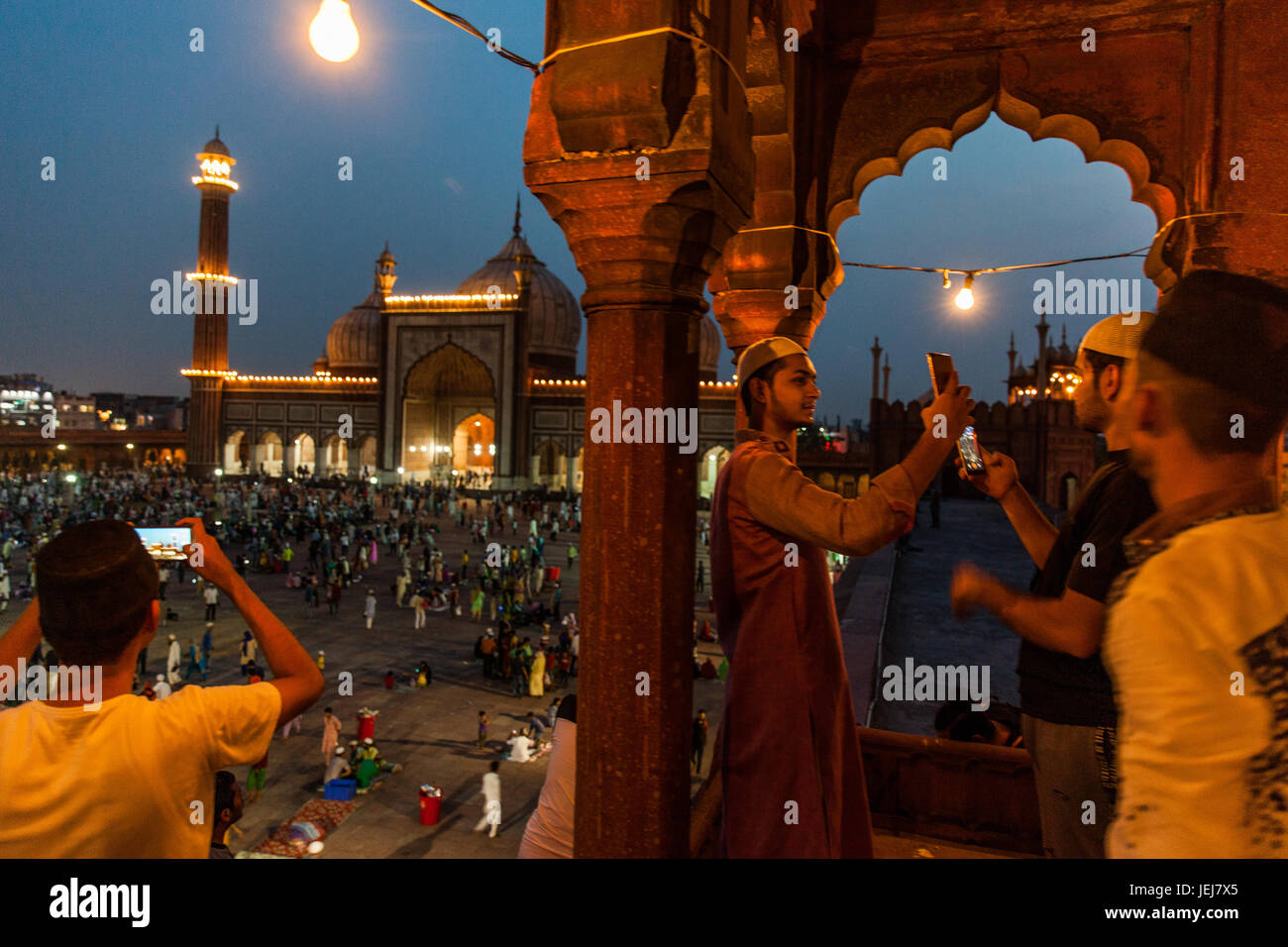 New Delhi, India. Il 25 giugno, 2017. La gente celebra l'ultimo giorno del mese del Ramadan al Jama Masjid in New Delhi, India Credito: Abhishek Bali/Alamy Live News. Foto Stock