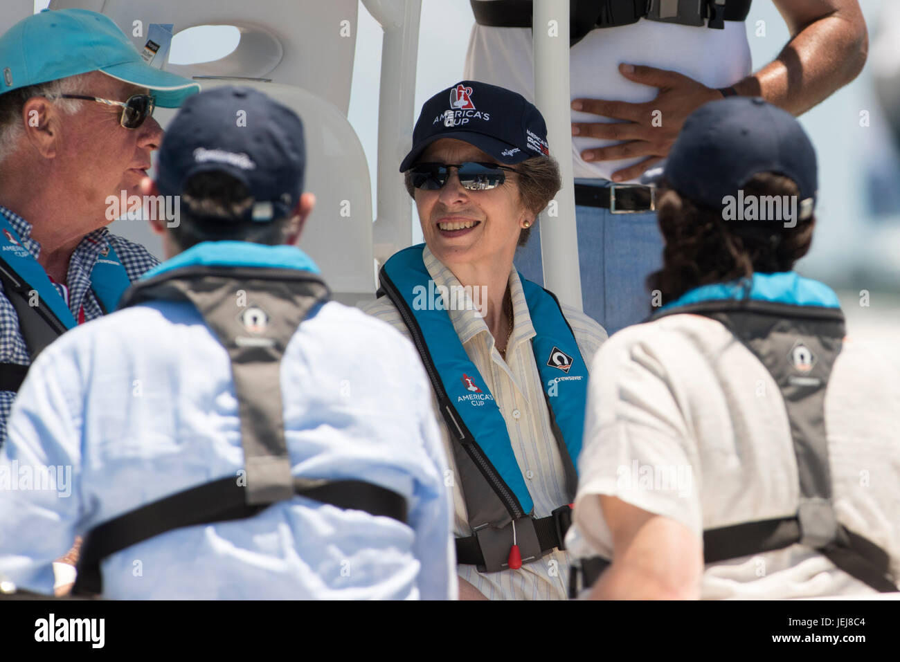 Il grande suono, Bermuda. Il 25 giugno, 2017. Ann Princess Royal a bordo di una barca di VIP per assistere alla gara il giorno 4 di corsa alla Coppa America presentato da Louis Vuitton. Credito: Chris Cameron/Alamy Live News Foto Stock