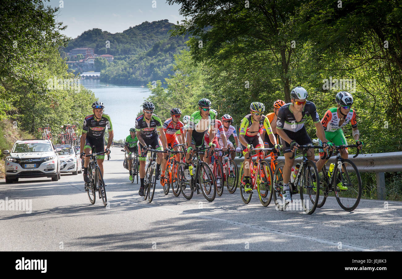 Il Piemonte, Italia. Il 25 giugno, 2017. Il gruppo a caccia di Fabio Aru e il gruppo di testa avanti durante il ciclismo su strada per i campionati italiani di Ivrea Torino Piemonte Italia con il Lago Sirio lago sullo sfondo Credito: Fabrizio Malisan/Alamy Live News Foto Stock