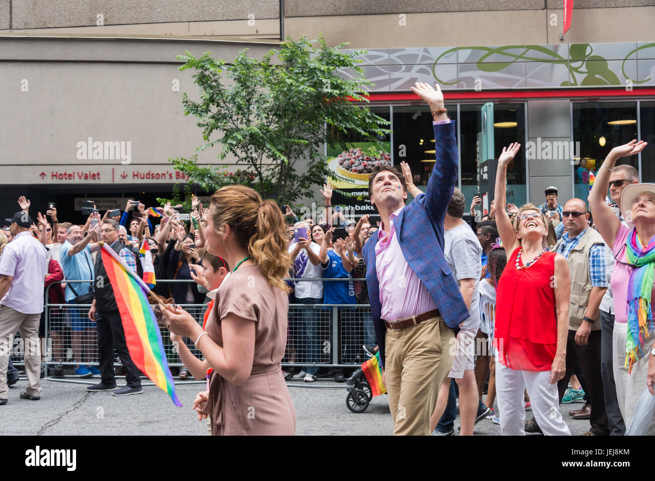 Toronto, Canada. Il 25 giugno 2017. Il primo ministro canadese Justin Trudeau e famiglia prendere parte a Toronto Pride Parade. Credito: Marc Bruxelle/Alamy Live News Foto Stock