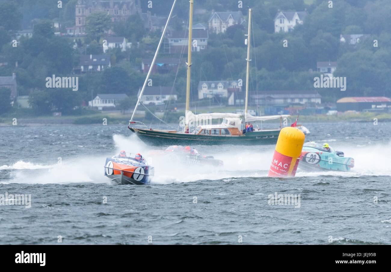 La P1 Scottish Grand Prix del mare è la seconda di quattro eventi in tutto il Regno Unito per la P1 Campionato Powerboat prendendo posto a Greenock. Nella foto: Pertemps rete leader del team Milford Waterfront Pembrokeshire Panther team Foto Stock